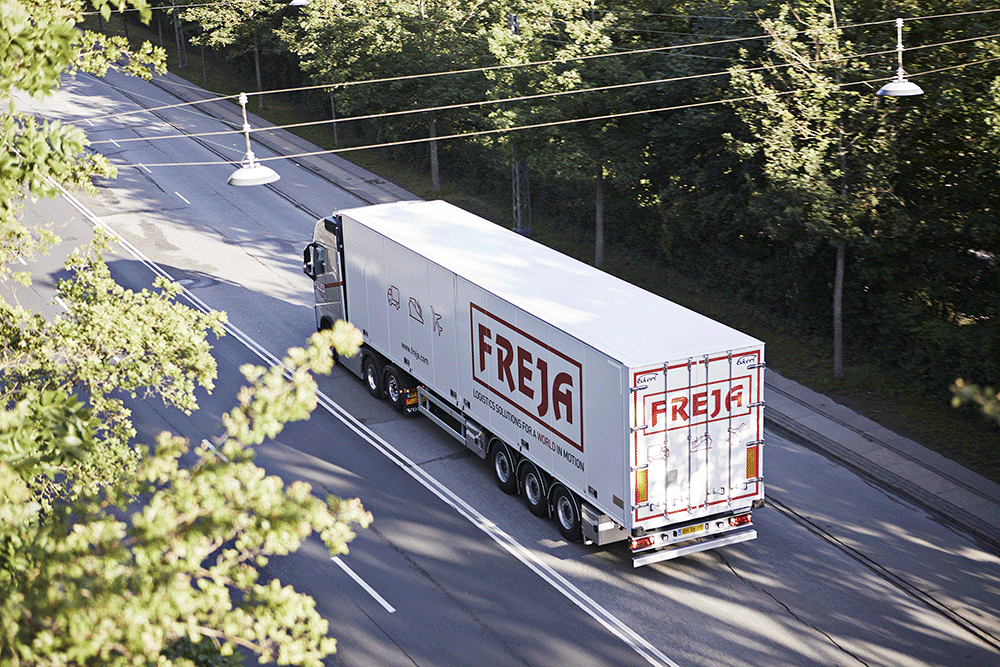 FREJA Transport & Logistics Oy:n ilmoituksen kuva, jossa rekka ajaa tiellä