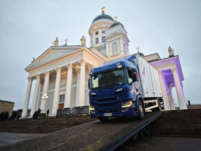 Maantie transin rekka Helsingin Tuomionkirkon edustalla